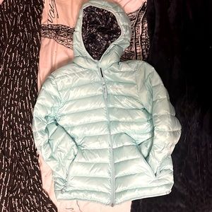 Teal puffer jacket,never been worn before with no stains,scratches,or holes.